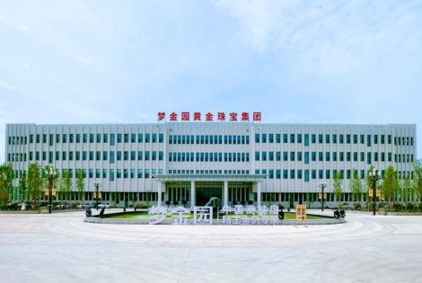 建筑前的广场上
中度可信度描述已自动生成